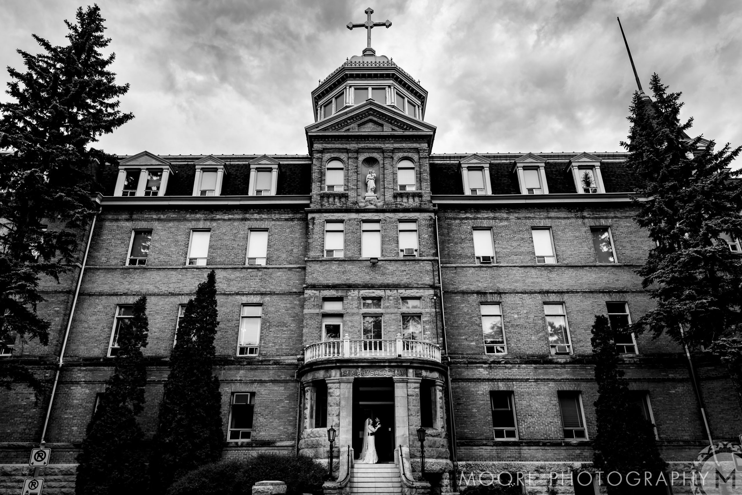 Classical architecture - Black and white